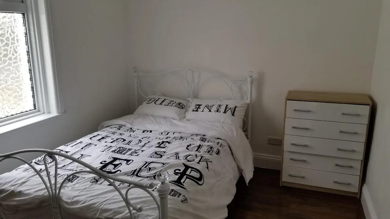 Nyaraló 4 Bedroom House 10 Mins Walk To The Beach And Less Than A Mile From Bournemouth Main Station