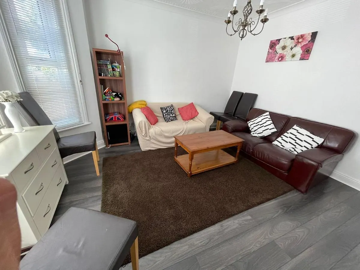 Nyaraló 4 Bedroom House 10 Mins Walk To The Beach And Less Than A Mile From Bournemouth Main Station