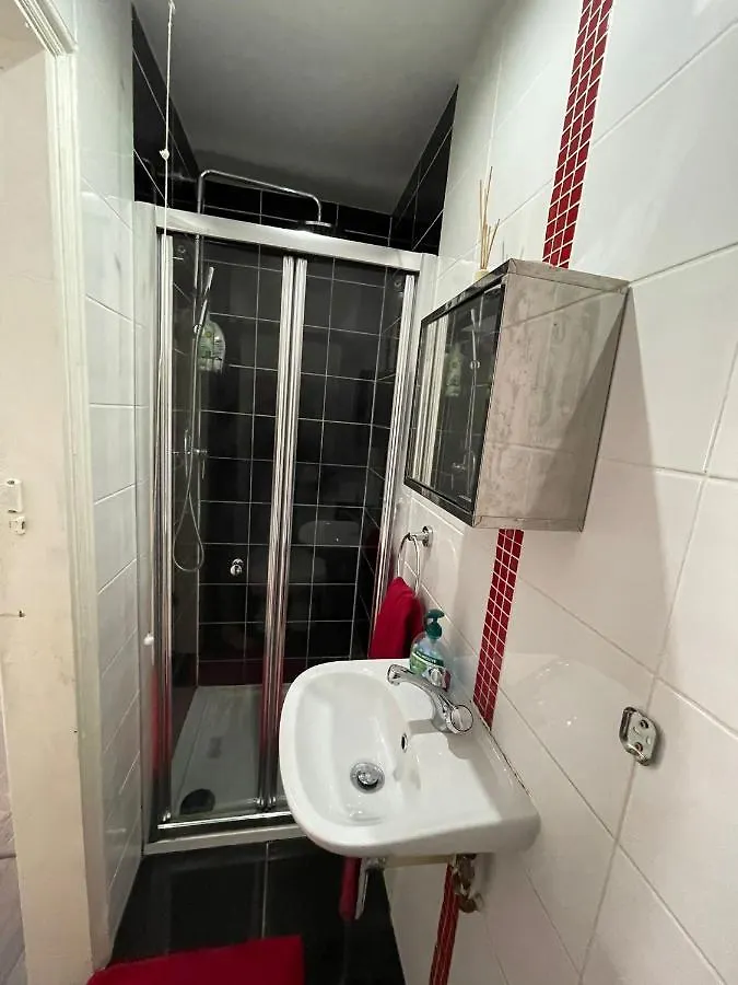 4 Bedroom House 10 Mins Walk To The Beach And Less Than A Mile From Bournemouth Main Station Nyaraló