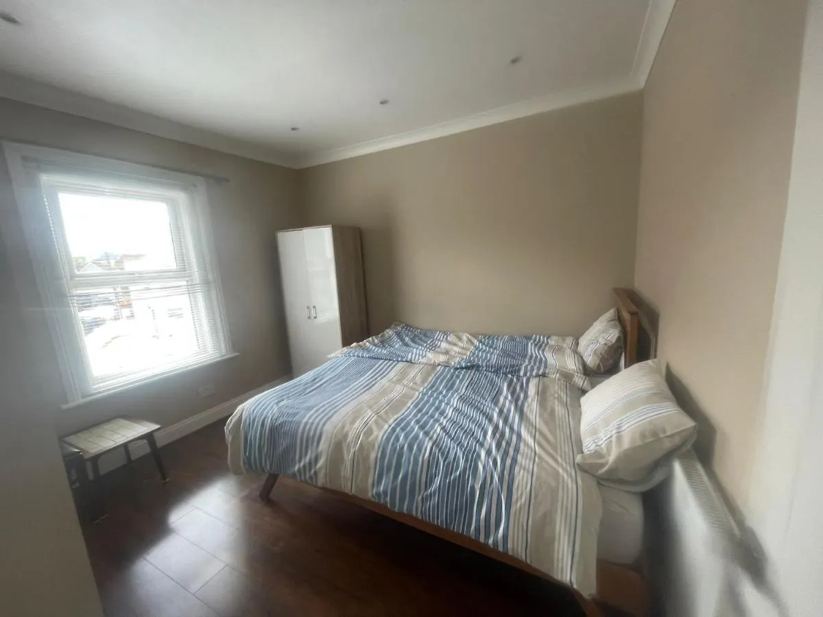 4 Bedroom House 10 Mins Walk To The Beach And Less Than A Mile From Bournemouth Main Station Nyaraló