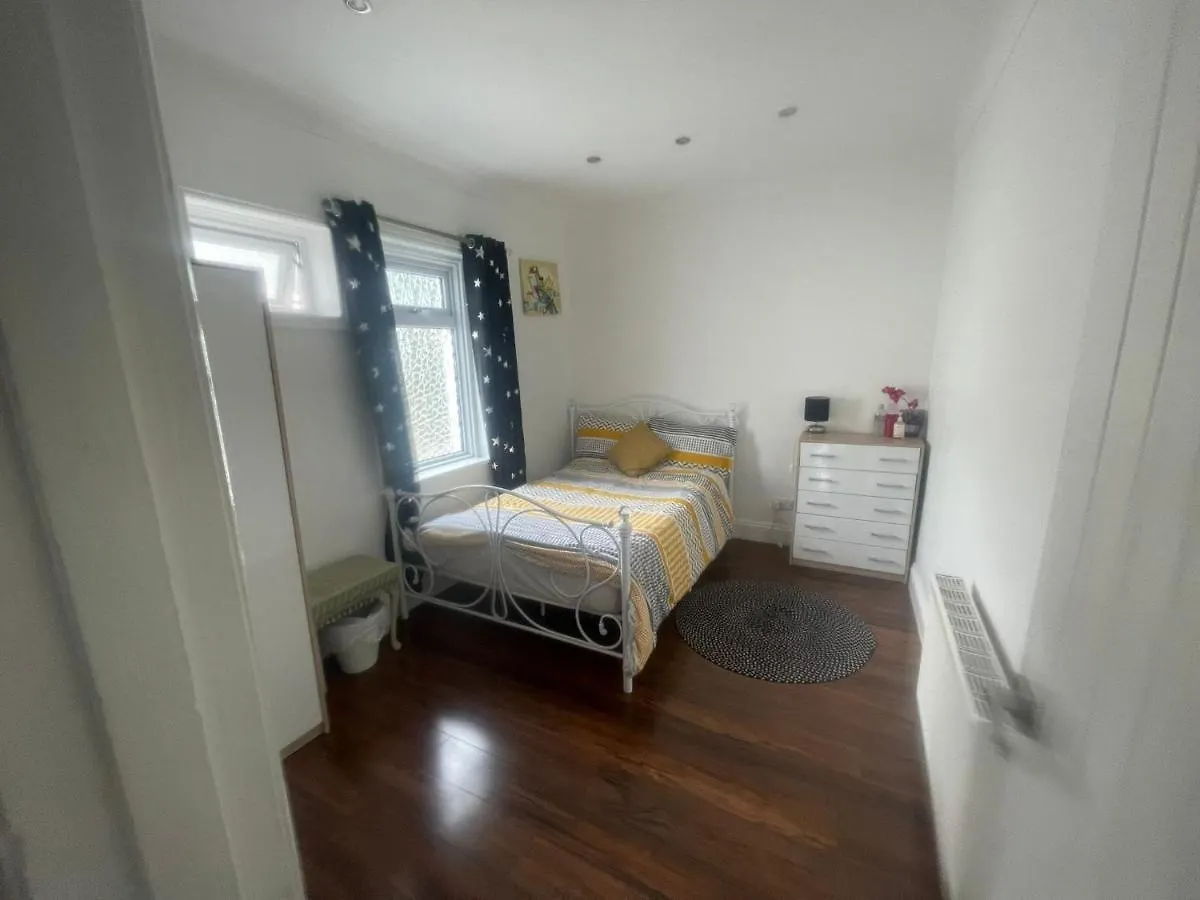 Nyaraló 4 Bedroom House 10 Mins Walk To The Beach And Less Than A Mile From Bournemouth Main Station Egyesült Királyság