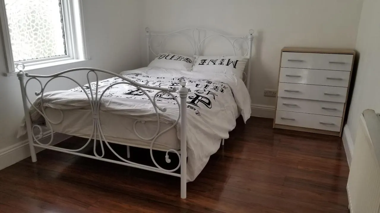 4 Bedroom House 10 Mins Walk To The Beach And Less Than A Mile From Bournemouth Main Station 0*,