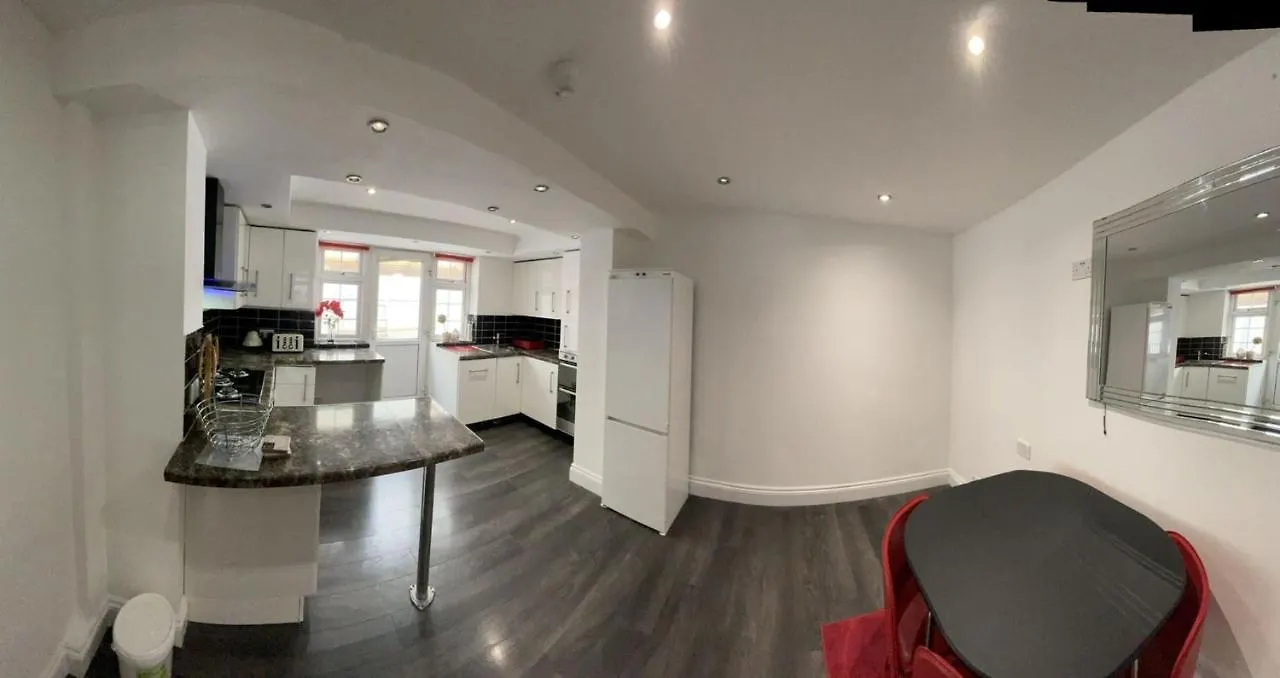 4 Bedroom House 10 Mins Walk To The Beach And Less Than A Mile From Bournemouth Main Station
