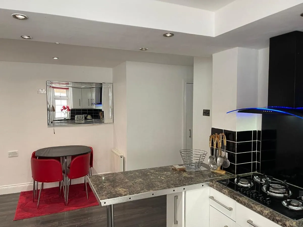 4 Bedroom House 10 Mins Walk To The Beach And Less Than A Mile From Bournemouth Main Station United Kingdom