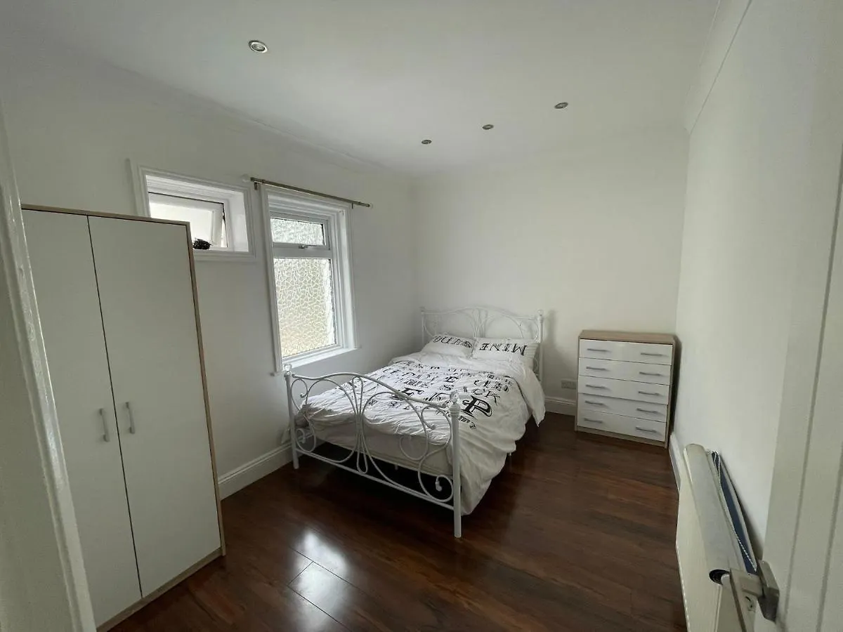 4 Bedroom House 10 Mins Walk To The Beach And Less Than A Mile From Bournemouth Main Station 0*,  United Kingdom