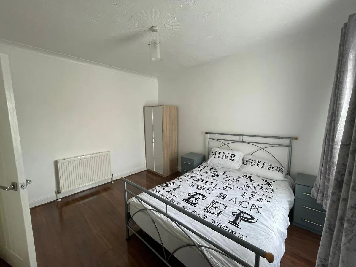 4 Bedroom House 10 Mins Walk To The Beach And Less Than A Mile From Bournemouth Main Station