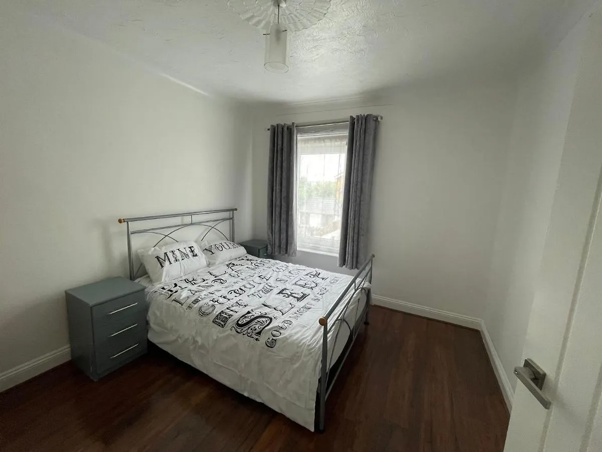 4 Bedroom House 10 Mins Walk To The Beach And Less Than A Mile From Bournemouth Main Station Holiday home