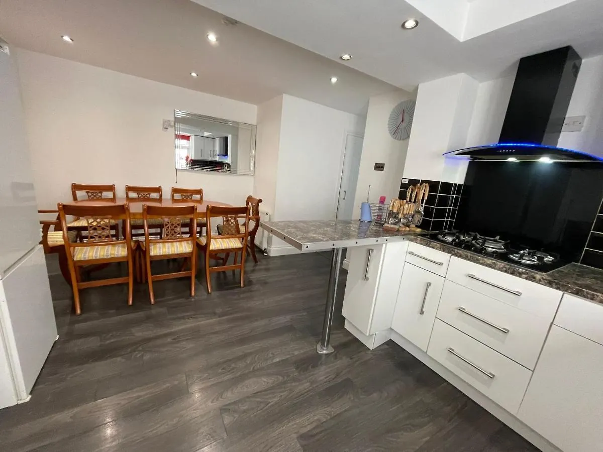 4 Bedroom House 10 Mins Walk To The Beach And Less Than A Mile From Bournemouth Main Station Holiday home
