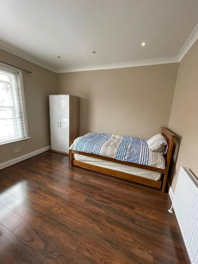 4 Bedroom House 10 Mins Walk To The Beach And Less Than A Mile From Bournemouth Main Station 0*,
