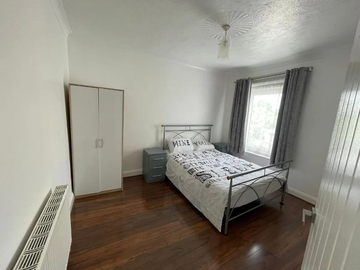 Holiday home 4 Bedroom House 10 Mins Walk To The Beach And Less Than A Mile From Bournemouth Main Station