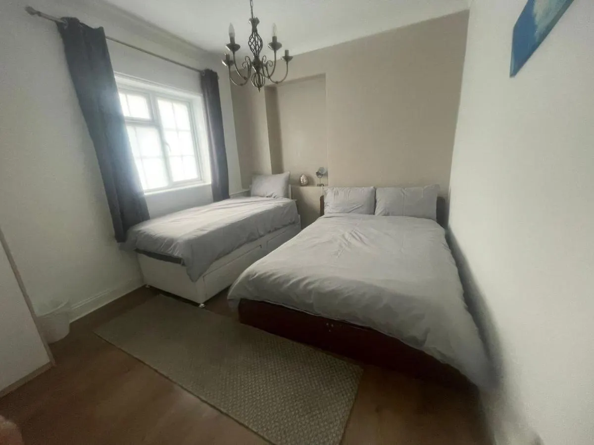 Holiday home 4 Bedroom House 10 Mins Walk To The Beach And Less Than A Mile From Bournemouth Main Station