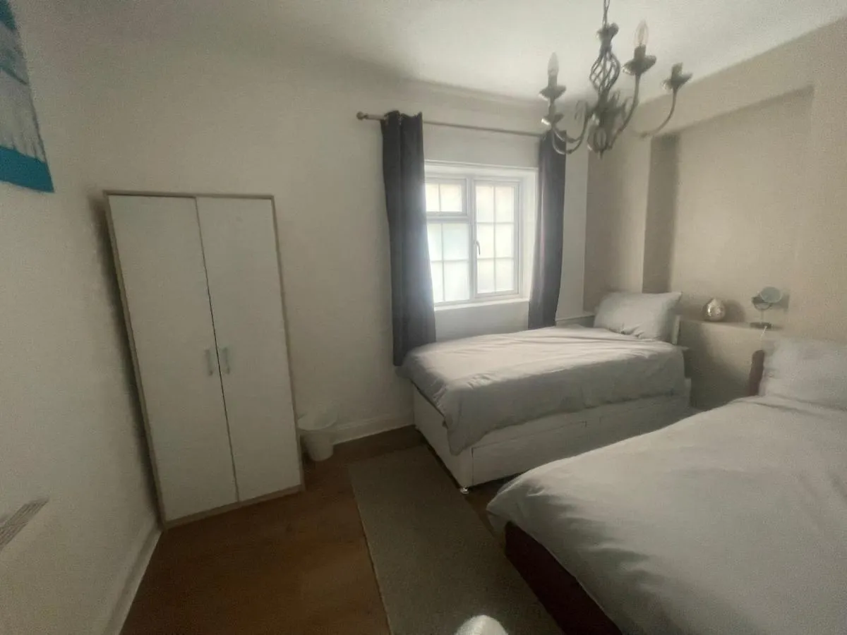 4 Bedroom House 10 Mins Walk To The Beach And Less Than A Mile From Bournemouth Main Station